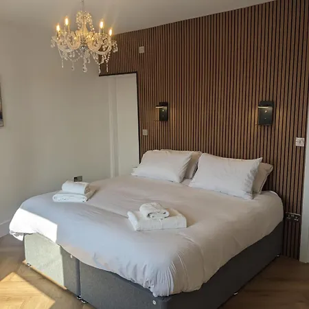 Wadsworth Harbour View ウィットビー